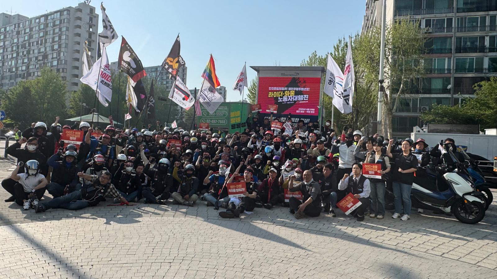 Group photo of workeres at demonstration